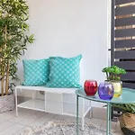 Апартаменти Lovely Ground-floor With Fenced Garden