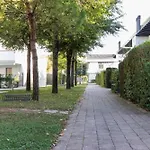 Apartmán Lovely Ground-floor With Fenced Garden