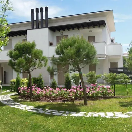 Lovely Ground-floor With Fenced Garden شقة *