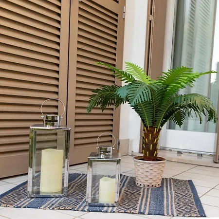 Апартаменти Lovely Ground-floor With Fenced Garden