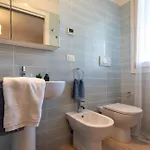 Apartman Lovely Ground-floor With Fenced Garden *