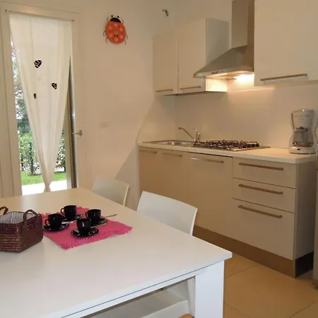 Апартаменты Lovely Ground-floor With Fenced Garden *