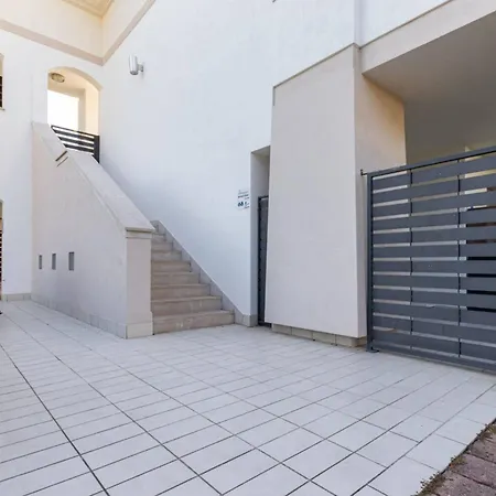Διαμέρισμα Lovely Flat With Shared Pool And Solarum *